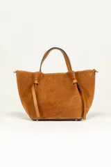 Cartera tote de gamuza color marrón con doble asa corta y cierre con lazos laterales.