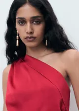 Vestido midi de satén rojo, con diseño asimétrico de un solo hombro, fruncido lateral, tajo pronunciado en un lateral y cierre de cremallera.