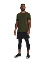 Remera deportiva de entrenamiento Under Armour, con diseño de textura de rejilla y ventilación estratégica. Presenta un corte ajustado, cuello redondo y mangas cortas, confeccionada con tecnología sin costuras para mayor comodidad y libertad de movimiento.