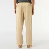 Pantalón de corte holgado color beige, de estilo casual con cintura elástica.