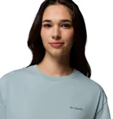 Remera oversize de Columbia para mujer, color azul, de corte holgado, mangas cortas y cuello redondo acanalado, con pequeño logo impreso en el pecho.