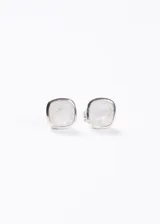 Par de aros tipo botón de plata 925, engastando una piedra luna de forma cuadrada con bordes redondeados (cushion cut).