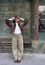 Pantalón de jean estilo barrel, color verde gastado, con tiro medio y diseño de pierna ancha con bolsillos laterales tipo cargo.