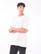 Remera negra de corte oversize con cuello redondo y manga corta. Presenta un pequeño estampado en el pecho con texto en color verde azulado.