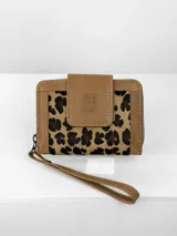 Mini billetera Chabas confeccionada en cuero con detalle frontal en pelo con estampado animal print. Cuenta con solapa de cierre con logo de búho grabado y correa de muñeca extraíble.