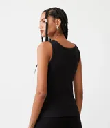 Musculosa negra de algodón con escote en U y corte ajustado.