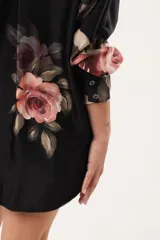 Camisa oversize negra con estampado floral, abotonada y con cuello camisero.