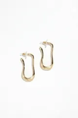 Par de caravanas doradas con forma de U irregular.