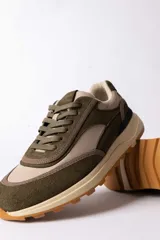 Championes urbanos Urban Haus modelo Julen, con diseño de paneles en tonos verde oliva y beige. Presentan una combinación de texturas en gamuza y material sintético, con suela de goma dentada en color caramelo.