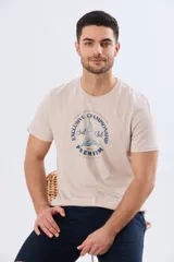 Remera azul marino de manga corta con cuello redondo, confeccionada en mezcla de algodón y poliéster. Presenta un estampado frontal circular de inspiración vintage con diseño de velero y tipografía alusiva a clubes deportivos.