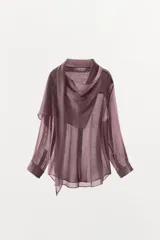 Camisa de manga larga confeccionada en mezcla de lyocell, con cuello fluido tipo pañuelo integrado, cierre frontal con botones ocultos por solapa y bajo redondeado asimétrico.