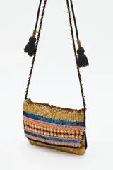 Cartera tipo sobre con diseño de lentejuelas en franjas horizontales de colores dorado, azul y rosado. Incluye una correa larga de cordón negro con detalles de cuentas doradas y borlas en los extremos.