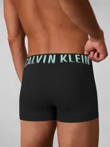Pack de tres boxers ajustados de algodón con cintura elástica distintiva de Calvin Klein. Diseño minimalista con acabado suave.