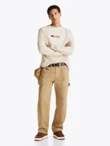 Zapatillas Tommy Jeans de corte bajo, color marrón, confeccionadas en gamuza con interior de poliéster y suela de goma. Presentan cordones, entresuela texturizada, etiqueta de la marca en el lateral y parche en la lengüeta.