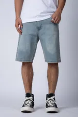 Bermuda de jean azul con corte regular, cinco bolsillos y cierre frontal con botón y cremallera.