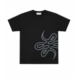 Remera de algodón color negro con estampado gráfico abstracto en tono gris en la parte inferior derecha. Presenta cuello redondo reforzado y corte regular.