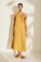 Vestido midi marrón de lino sin mangas, con cuello redondo y una línea vertical blanca al frente.