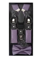 Set de tirantes, moña y pañuelo de bolsillo color rojo con diseño floral. Los tirantes son ajustables y tienen apliques para abrochar a botones o pinzas metálicas para sujetar al pantalón.