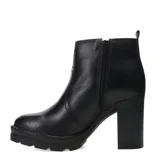 Bota estilo chelsea de cuero negro con elástico lateral, suela track con plataforma y taco bloque alto.