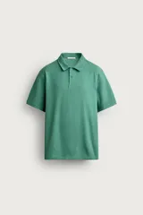 Remera polo regular fit de color verde, confeccionada en tejido de algodón con estructura vertical, cuello solapa, botonadura frontal y mangas cortas con acabado en rib.