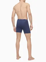 Pack de tres calzoncillos tipo boxer brief de algodón elástico, con cintura elástica distintiva de la marca. Incluye colores negro, azul marino y azul eléctrico.