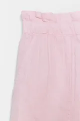Shorts de lino de tiro medio, color rosado, con cintura elástica ajustable mediante cordones y bolsillos delanteros.