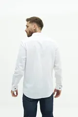 Camisa de manga larga color beige claro, confeccionada en una mezcla de lino y algodón. Presenta un corte semi slim, cuello camisero y un pequeño logo bordado en el pecho.