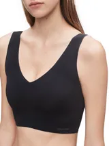 Bralette negro de microfibra sin costuras, con copas sin relleno y tirantes no ajustables.