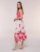 Vestido midi combinado de la marca Figueroa & Flower, con torso de modal azul sin mangas y cuello redondo, y falda evasé de rayón con estampado floral y paisajes en tonos blancos y azules, con cintura elastizada y lazo para anudar.