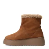Botas de caña corta color marrón camel, confeccionadas en gamuza con interior forrado en piel sintética. Presentan una suela de plataforma dentada en tono a juego.