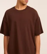 Remera básica de corte overboxy color marrón, con cuello redondo y mangas cortas holgadas.