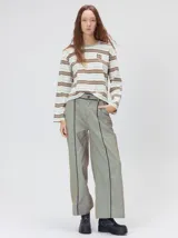 Remera de manga larga con diseño a rayas horizontales en tonos azul, blanco y negro. Presenta un cuello redondo al tono y un logo bordado en el pecho. El diseño destaca por tener un patrón de rayas diferente en las mangas y un calce holgado.