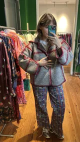 Pantalón acampanado de gabardina elastizada con estampado a cuadros en tonos azul, rojo y amarillo.