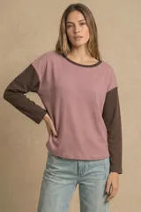 Sweater de algodón con textura tipo waffle, diseño bicolor con cuerpo en color rosado y mangas largas en color marrón. Presenta cuello redondo y un calce holgado.