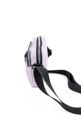 Bandolera de nylon color lila con múltiples compartimentos con cierre, tira ajustable negra y detalle de etiqueta engomada en el frente.