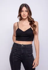 Top corto negro con tirantes finos regulables, escote en V y detalles de corsetería en la parte delantera.
