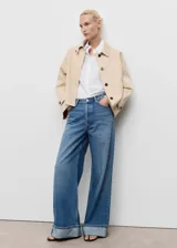 Camisa de corte recto confeccionada en una mezcla de algodón y lyocell. Presenta cuello camisero clásico, cierre frontal con botones y mangas largas con puños abotonados.