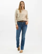 Jean de tiro alto con corte bootcut, color azul medio, con diseño de cinco bolsillos y costuras en contraste. Incluye un cinturón trenzado de cuero sintético con hebilla metálica.