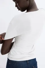 Remera de microfibra con corte entallado, cuello redondo con ribete fino y mangas cortas.