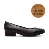 Zapato de vestir Usaflex de cuero negro, con taco bajo cuadrado y punta redondeada.