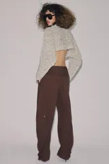 Jersey corto de punto con diseño de cinta entrelazada, cuello subido y manga larga.