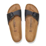Sandalia Birkenstock modelo Madrid con una sola tira ajustable en color negro, fabricada en material Birko-Flor con plantilla anatómica de corcho y suela de goma.