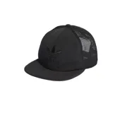 Gorra Adidas tipo trucker color negro, con visera plana, paneles frontales de tela y paneles traseros de malla transpirable. Cuenta con el logotipo del trébol y la inscripción de la marca bordados en relieve al tono en el frente.