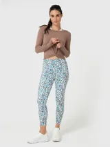 Polera de manga larga color canela, confeccionada en modal, con diseño de nudo frontal y aberturas para los pulgares en los puños.