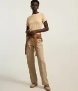 Blusa básica de cuello redondo y manga corta con detalle de dobladillo plegado. Confeccionada en tejido de viscosa con spandex, ofrece un ajuste cómodo y versátil.