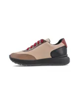 Championes urbanos con diseño de paneles en tonos beige, marrón y negro, con cordones en color rojo intenso y suela de plataforma negra.