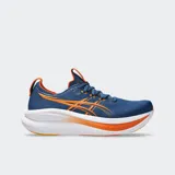 Championes de running Asics modelo Gel Nimbus 28, color azul con detalles en naranja. Presentan entresuela con tecnología PureGEL y amortiguación FF BLAST PLUS, con capellada de tejido técnico.