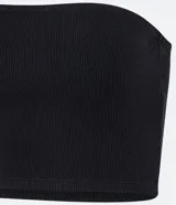 Top corto (cropped) sin breteles, de color rojo, con textura acanalada vertical.