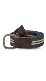 Cinto de tela canvas azul marino con galón de rayas blancas y celestes, hebilla doble metálica color peltre y terminaciones en símil cuero marrón.