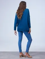 Polera negra de tejido soft con cuello alto y mangas largas con aplique de botones.